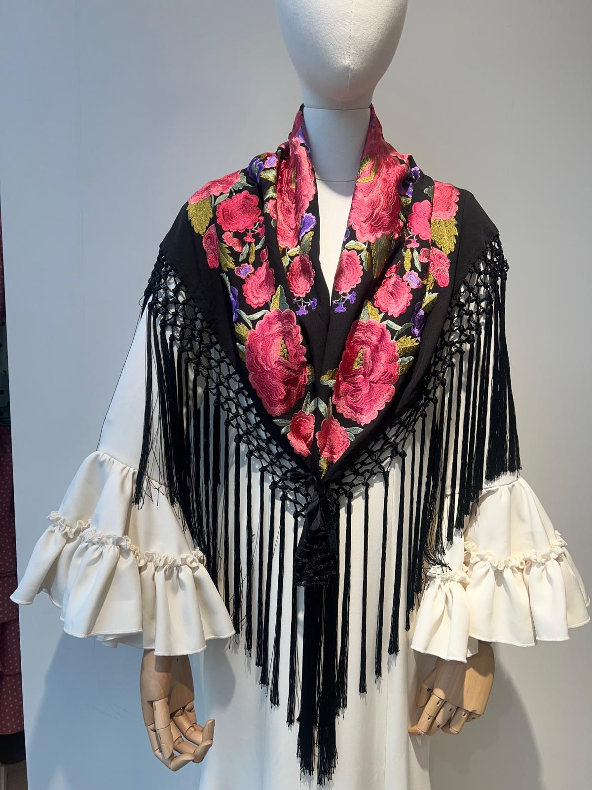 Mantoncillo bordado negro flores nude