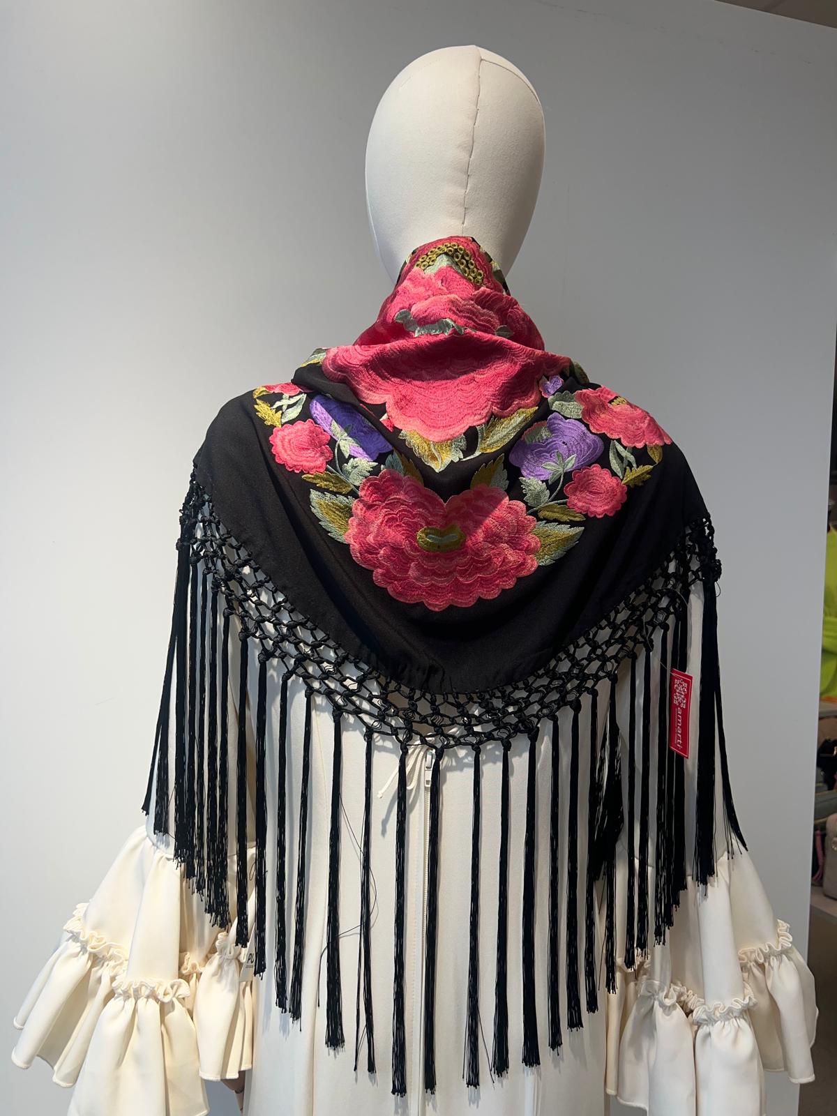 Mantoncillo bordado negro flores nude - Imagen 3