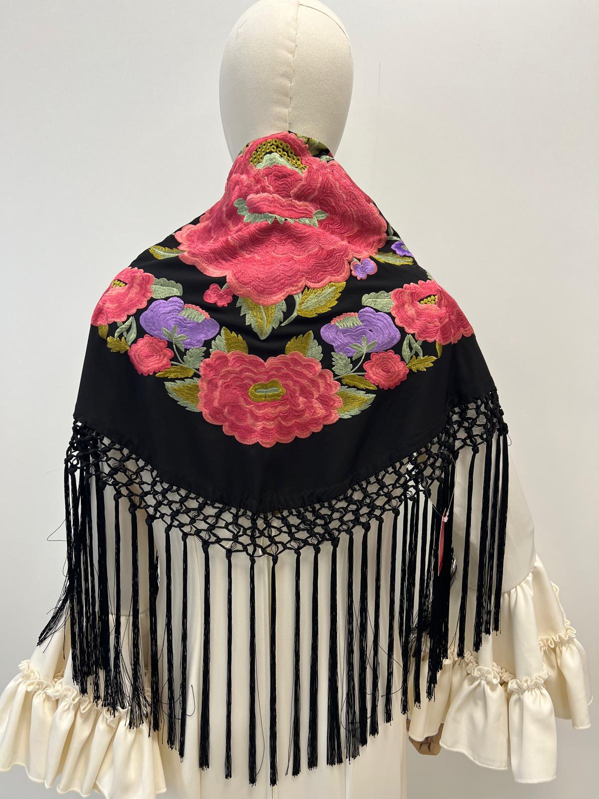 Mantoncillo bordado negro flores nude - Imagen 2