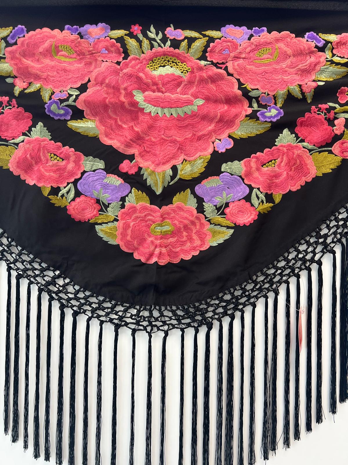 Mantoncillo bordado negro flores nude - Imagen 4