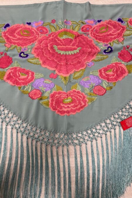 Mantoncillo bordado verde jabonoso flores gandes rosa nude