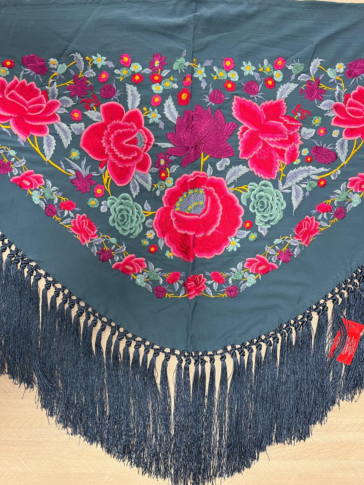 Mantoncillo bordado azul ducado motivos florales