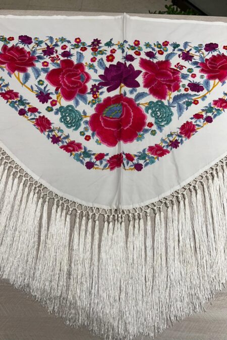 Mantoncillo bordado flores blanco
