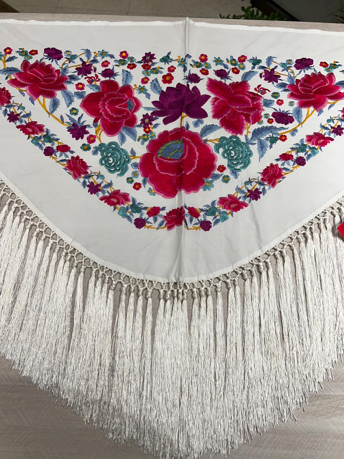 Mantoncillo bordado motivos florales blanco