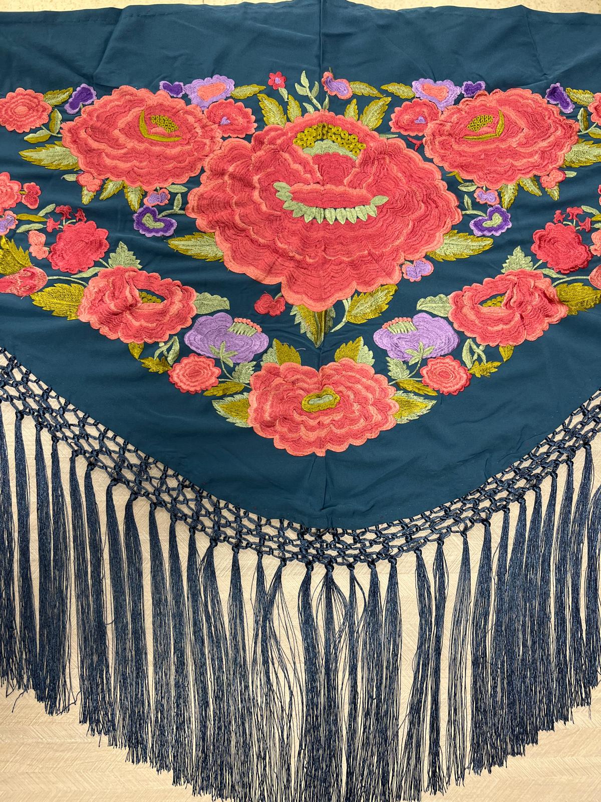 Mantoncillo bordado azul ducado flores gandes rosa nude