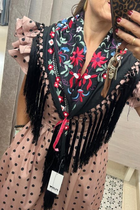Mantón negro con  bordado floral tonos rojos
