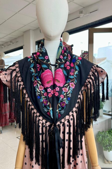 Mantón negro con  bordado floral tonos rosas