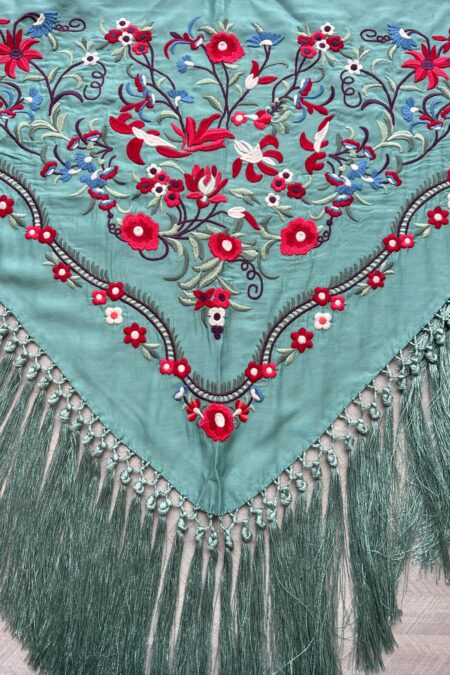 Mantón verde con  bordado  floral tonos rojos