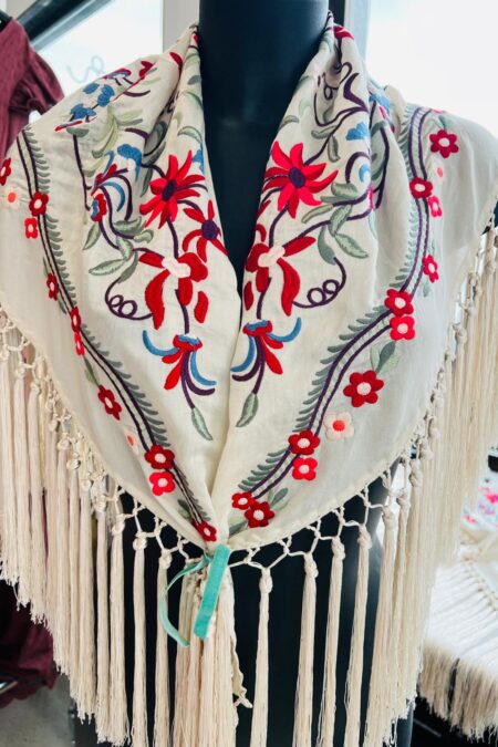 Mantón bordado beig floral tonos rojos