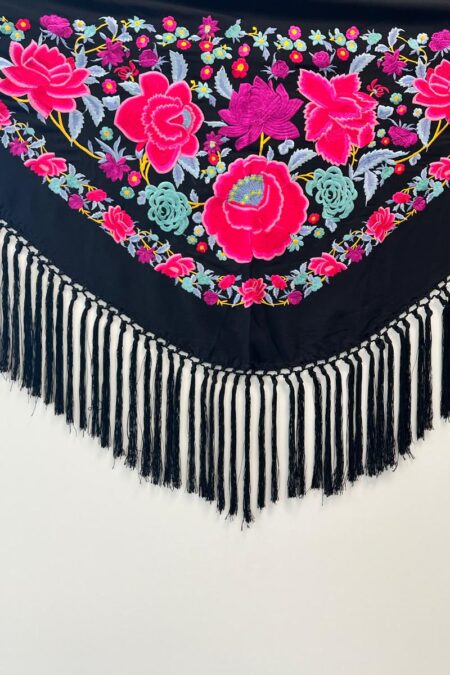 Mantoncillo bordado negro con motivos florales rosas fucsia y buganvilla
