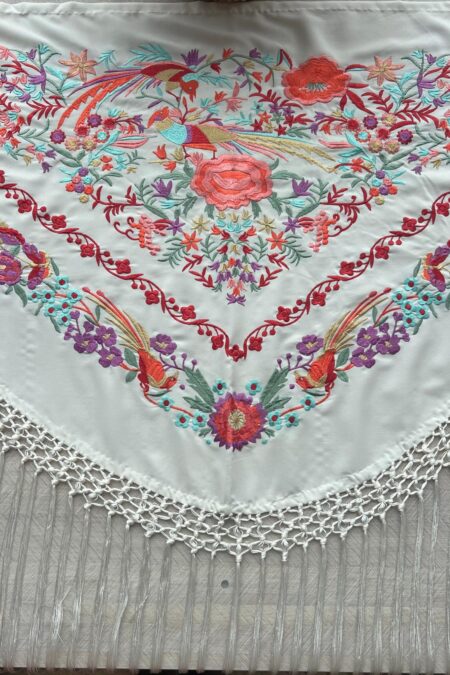 Mantoncillo bordado blanco con motivos florales rosas coral